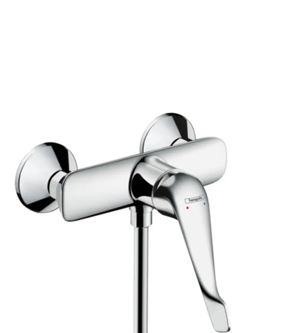 Einhebel-Brausemischer von Hansgrohe in Chrom-Optik mit einem langen Griff. Montiert an einer Wand mit zwei runden Wandplatten.
